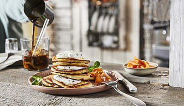 Herzhafte Kartoffel-Pancakes mit Karotten und Kräuterquark