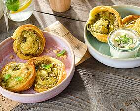 Vegetarische Blätterteigschnecken mit Basilikumpesto