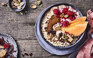 Fruchtiges Porridge mit Schoko-Keks-Topping