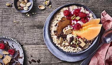 Fruchtiges Porridge mit Schoko-Keks-Topping