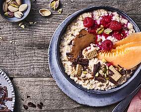 Fruchtiges Porridge mit Schoko-Keks-Topping