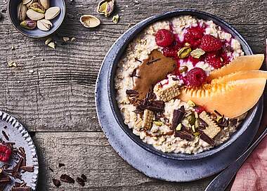 Fruchtiges Porridge mit Schoko-Keks-Topping