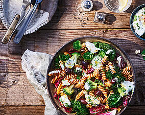 Proteinreiche Linsennudeln-Pfanne mit Quark-Dip