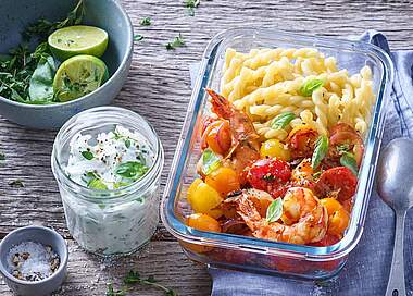 Einfache Garnelen-Tomaten Pfanne mit Pasta und Kräuter-Dip