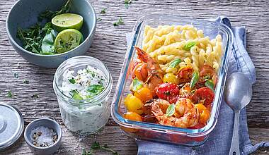 Einfache Garnelen-Tomaten Pfanne mit Pasta und Kräuter-Dip