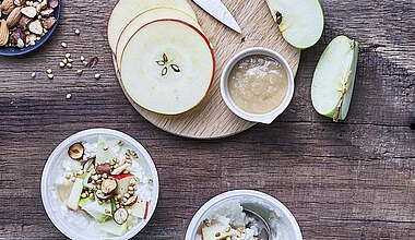 Körniger Frischkäse mit Apfel und Tahinisauce
