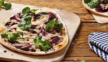 Flammkuchen mit Roter Beete, Zwiebeln und herzhaftem Käse