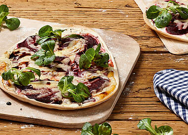 Flammkuchen mit Roter Beete, Zwiebeln und herzhaftem Käse