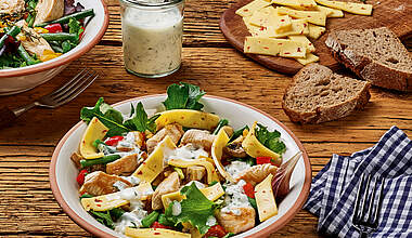Bunter Käsesalat mit saftigen Putenstreifen und Joghurt-Kräuter-Dressing