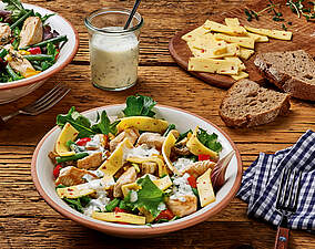 Bunter Käsesalat mit saftigen Putenstreifen und Joghurt-Kräuter-Dressing