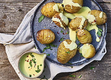 Fächerkartoffeln mit schnellem Käse-Dip