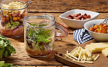 Geschüttelter Blattsalat mit herzhaftem Käse