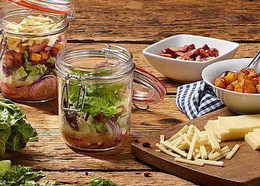 Geschüttelter Blattsalat mit herzhaftem Käse