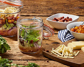 Geschüttelter Blattsalat mit herzhaftem Käse