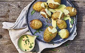 Fächerkartoffeln mit schnellem Käse-Dip