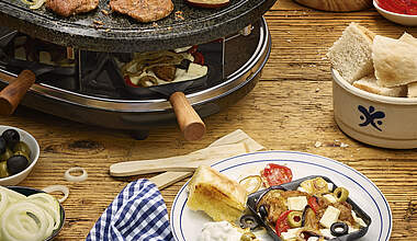 Raclette-Pfännchen Hellas: griechisches Gyros mit Zaziki