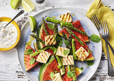 Gegrillter Melonen-Spargelsalat mit Halloumi