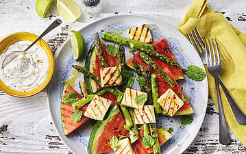 Gegrillter Melonen-Spargelsalat mit Halloumi