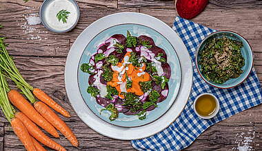 Herbst-Salat: Möhren-Rote-Bete-Carpaccio mit Grünkohl-Crunch