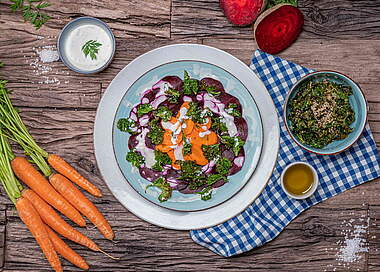 Herbst-Salat: Möhren-Rote-Bete-Carpaccio mit Grünkohl-Crunch