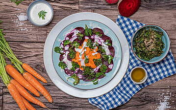 Herbst-Salat: Möhren-Rote-Bete-Carpaccio mit Grünkohl-Crunch