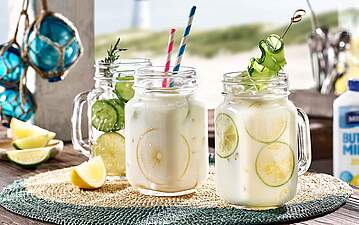 Eisgekühlter fruchtiger Zitronen Buttermilch Drink