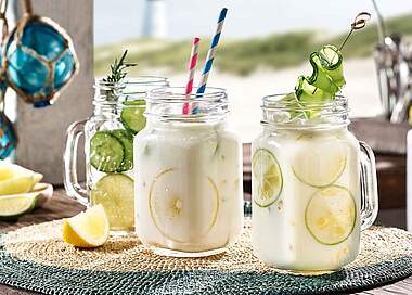 Eisgekühlter fruchtiger Zitronen Buttermilch Drink
