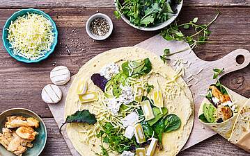 Protein-Wraps mit körnigem Frischkäse und Avocado