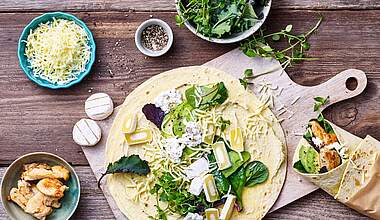 Protein-Wraps mit körnigem Frischkäse und Avocado