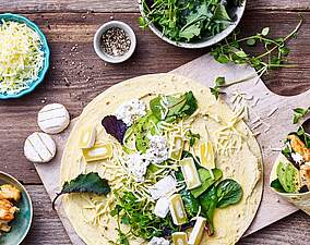 Protein-Wraps mit körnigem Frischkäse und Avocado