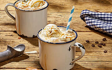 Eiskaffee mit Karamellschaum