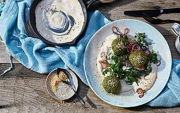 Falafel mit gebratenen Babyspinat in Tahini-Sauce