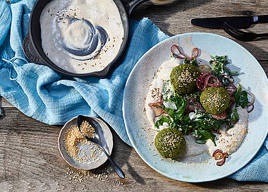Falafel mit gebratenen Babyspinat in Tahini-Sauce