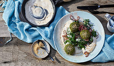 Falafel mit gebratenen Babyspinat in Tahini-Sauce