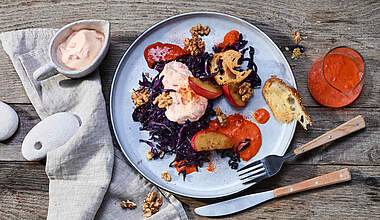 Gegrillter Rotkohlsalat mit karamellisierten Apfelspalten