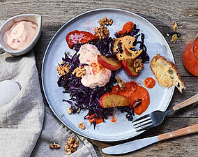 Gegrillter Rotkohlsalat mit karamellisierten Apfelspalten