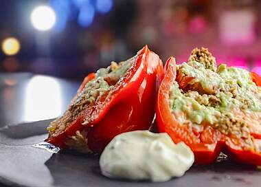 Gefüllte Grill-Paprika mit Lachs, Mango und Avocado-Creme