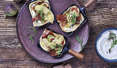 Raclette-Pfännchen mit Flammkuchen, Bacon und Feigen