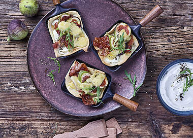Raclette-Pfännchen mit Flammkuchen, Bacon und Feigen