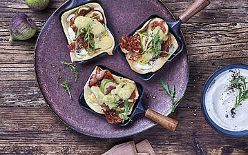 Raclette-Pfännchen mit Flammkuchen, Bacon und Feigen