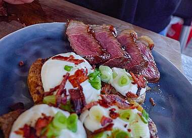 Bacon-Grillkartoffeln mit Sour Cream und fruchtigem Aprikosen-Steak