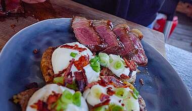 Bacon-Grillkartoffeln mit Sour Cream und fruchtigem Aprikosen-Steak