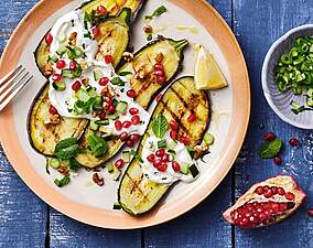 Rezept für Gegrillte Aubergine mit PetersilienQuark, Minze und Granatapfel Gegrillte Aubergine mit PetersilienQuark, Minze und Granatapfel