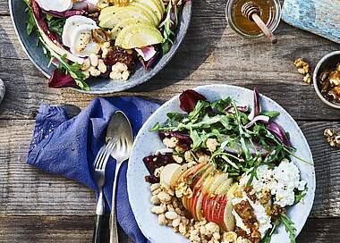 Bunter Salat mit Birnen und karamellisierten Walnüssen
