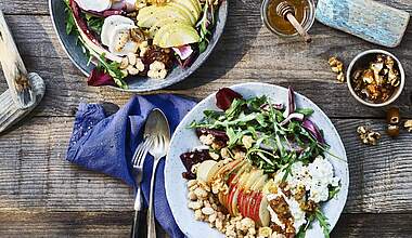Bunter Salat mit Birnen und karamellisierten Walnüssen