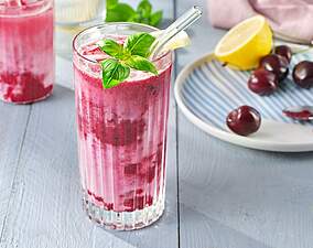 Fruchtige Kirsch-Buttermilch-Limonade