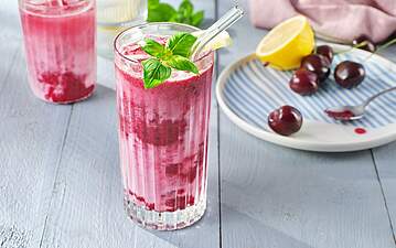 Fruchtige Kirsch-Buttermilch-Limonade