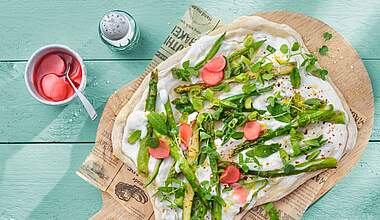 Veganer Frühlings-Flammkuchen mit grünem Spargel