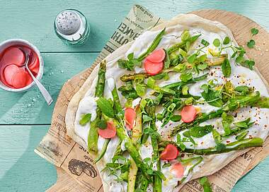 Veganer Frühlings-Flammkuchen mit grünem Spargel