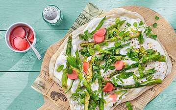 Veganer Frühlings-Flammkuchen mit grünem Spargel